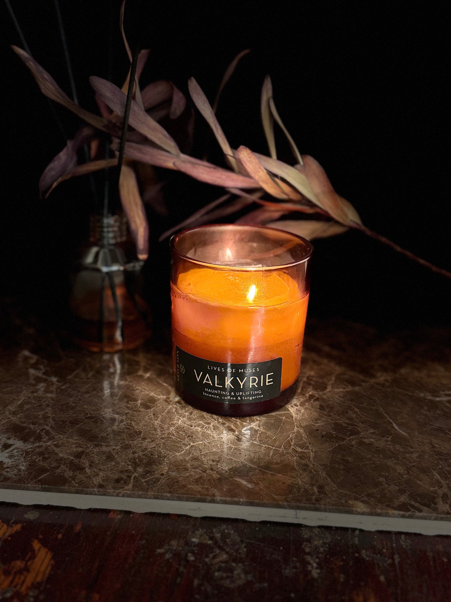 VALKYRIE Duftlys med kaffe Arabica ekstrakt, Frankincense og Tangerine 500 g.