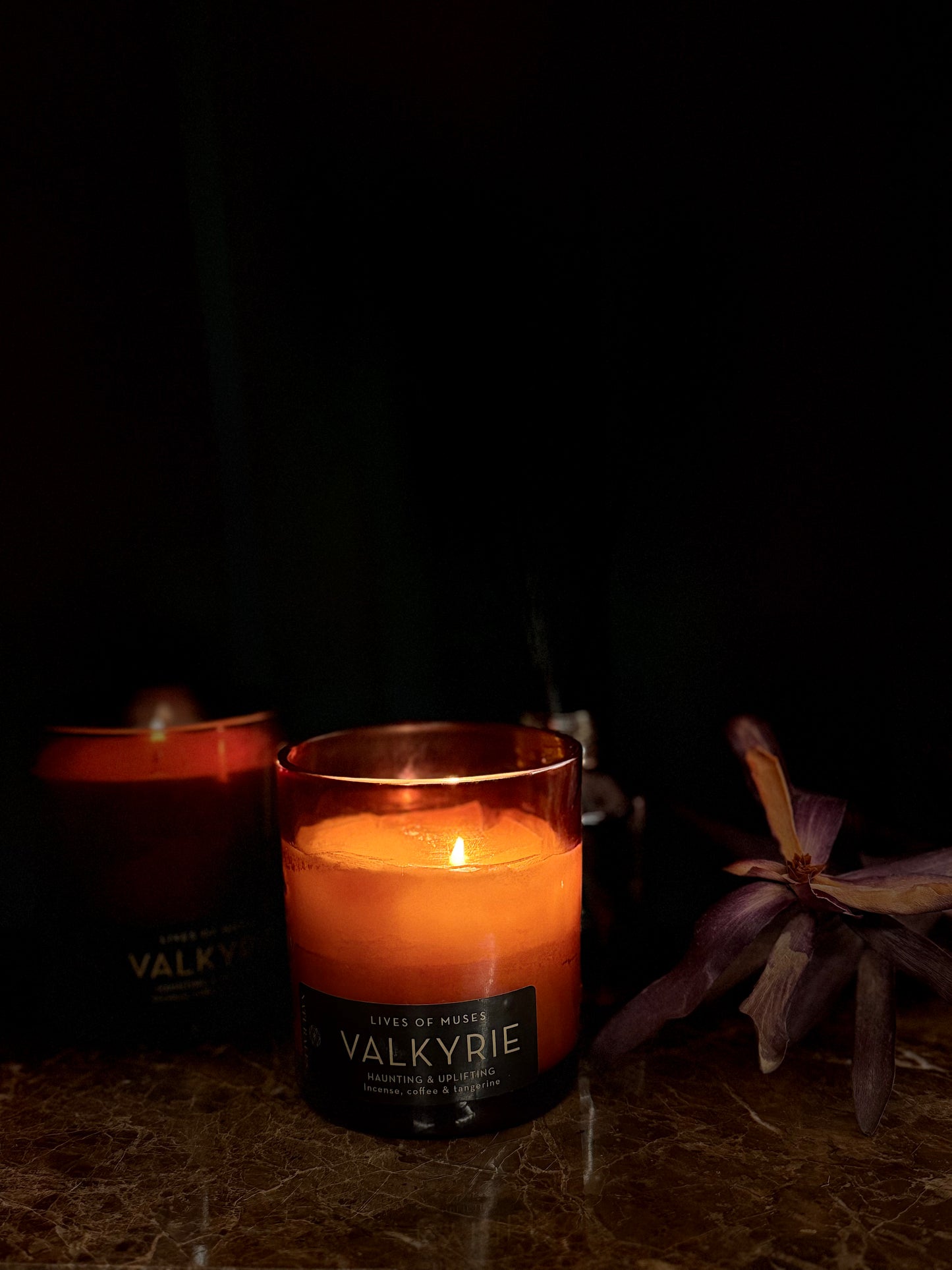 VALKYRIE Duftlys med kaffe Arabica ekstrakt, Frankincense og Tangerine 500 g.